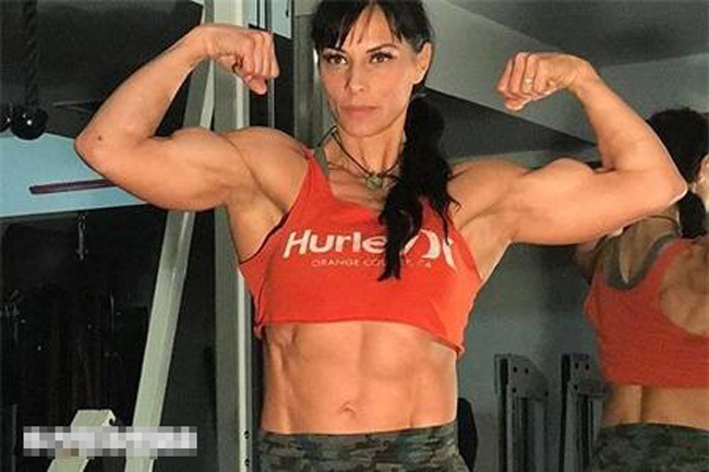 Cặp đôi “quái kiệt” thể hình U50: Bụng “8 múi” cơ bắp nổi cuồn cuộn - 7