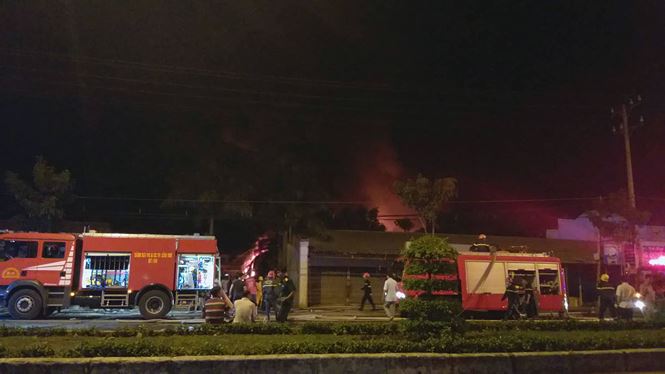 Hơn 200 người dập đám cháy ở khu công nghiệp Trà Nóc - Cần Thơ - 1