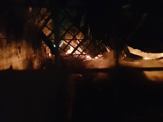 Vụ cháy trong đêm ở Cần Thơ: May mắn không lan sang bồn dầu 4.000 lít - 1