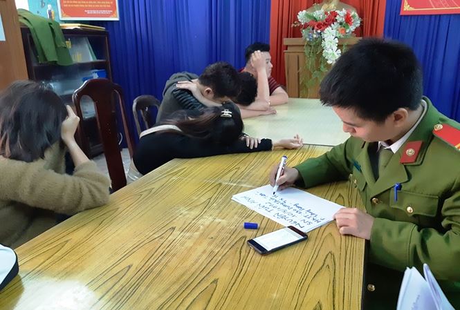 Phát hiện 13 thanh thiếu niên "phê" ma túy trong tiệm tóc - 1