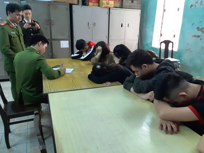 Phát hiện 13 thanh thiếu niên "phê" ma túy trong tiệm tóc - 2