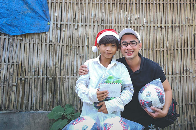 Xúc động khoảnh khắc Noel đến với các trẻ em nghèo - 1