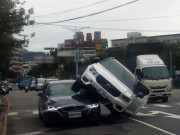 Nghi chồng dan díu với bồ nhí, vợ chặn đầu, nhảy chồm lên xe chồng