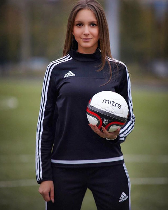 Tháng 1: Ngay đầu năm 2018, nữ trọng tài Nikolina Kostyunina gây sốt mạng xã hội với vẻ đẹp hoàn mỹ, cô được mệnh danh là 'trọng tài bóng đá đẹp nhất thế giới'. Ước mơ của nữ trọng tài 23 tuổi là được công nhận là một trọng tài cấp FIFA và được khiển các trận đấu Champions League và World Cup.
