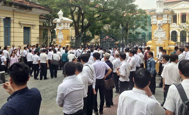 Vụ Vinasun “đại chiến” Grab: Hàng trăm tài xế taxi lại vây kín sân tòa - 2