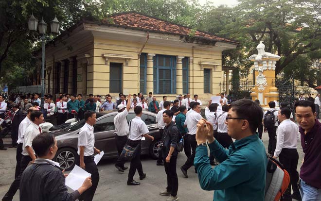 Vụ Vinasun “đại chiến” Grab: Hàng trăm tài xế taxi lại vây kín sân tòa - 3