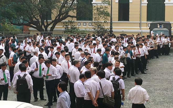 Vụ Vinasun “đại chiến” Grab: Hàng trăm tài xế taxi lại vây kín sân tòa - 1