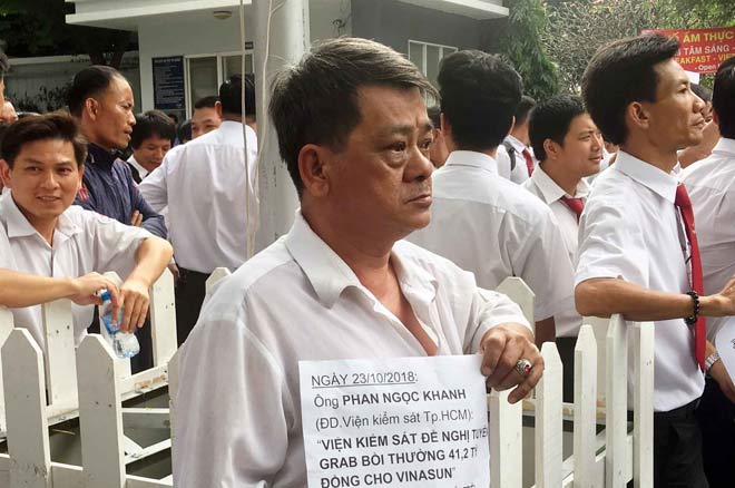 Vụ Vinasun “đại chiến” Grab: Hàng trăm tài xế taxi lại vây kín sân tòa - 6