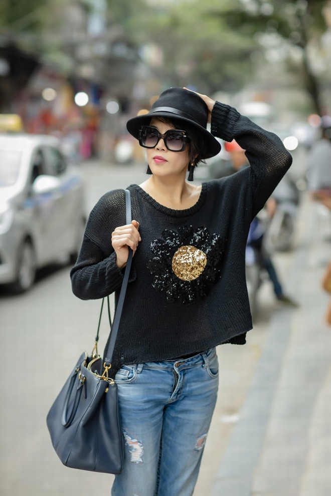 Thu Phương U50 mặc cá tính thả dáng trên phố Hà Nội cuối năm - 2