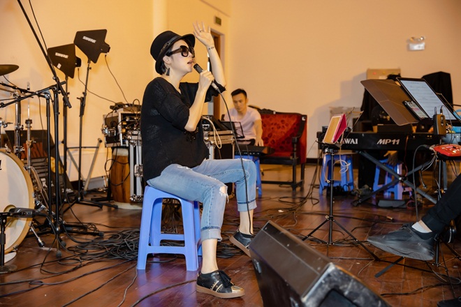 Thu Phương U50 mặc cá tính thả dáng trên phố Hà Nội cuối năm - 8