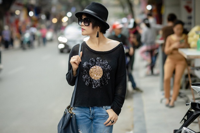 Thu Phương U50 mặc cá tính thả dáng trên phố Hà Nội cuối năm - 4