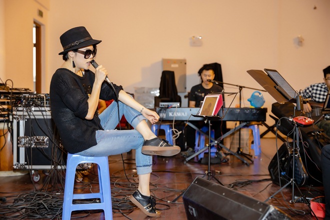 Thu Phương U50 mặc cá tính thả dáng trên phố Hà Nội cuối năm - 5