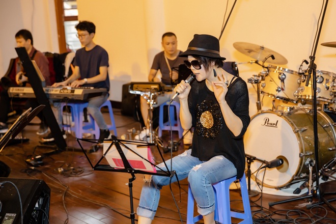 Thu Phương U50 mặc cá tính thả dáng trên phố Hà Nội cuối năm - 7