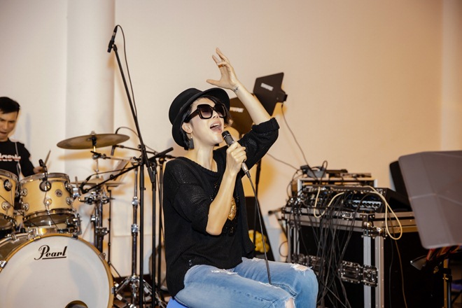 Thu Phương U50 mặc cá tính thả dáng trên phố Hà Nội cuối năm - 6