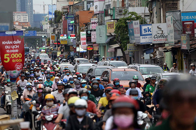 Người dân ùn ùn về quê nghỉ Tết, Sài Gòn ùn tắc nhiều ngả đường - 1