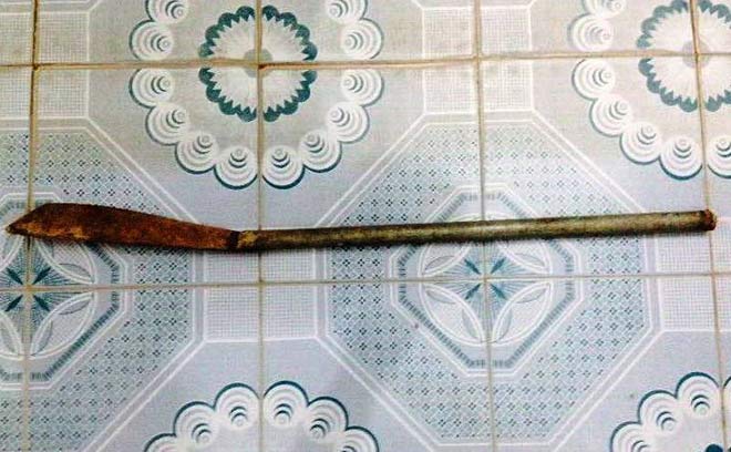 Mang dao vào công sở hét "chủ tịch và phó chủ tịch đâu?" - 2