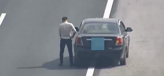 Nam tài xế thản nhiên dừng xe đi vệ sinh ngay trên đường cao tốc Hà Nội - Hải Phòng - 1