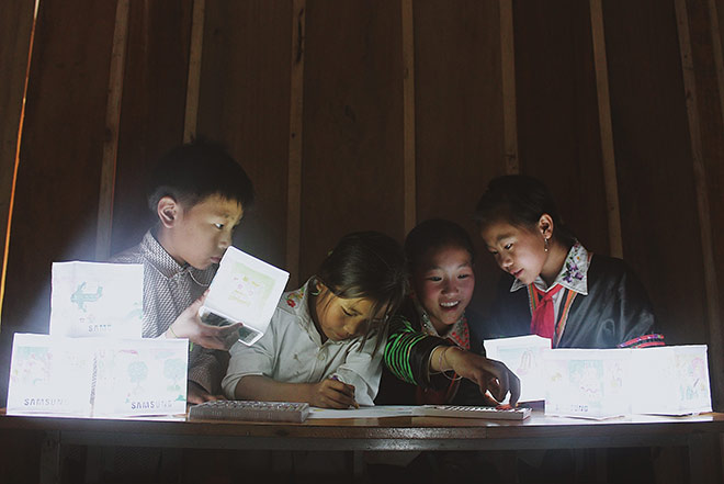 Thắp sáng ước mơ của trẻ em miền núi Tri Lễ với dự án trao tặng đèn năng lượng mặt trời - 3