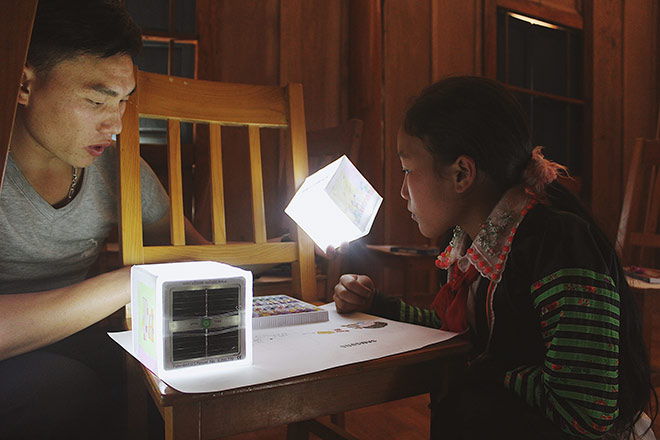 Thắp sáng ước mơ của trẻ em miền núi Tri Lễ với dự án trao tặng đèn năng lượng mặt trời - 4