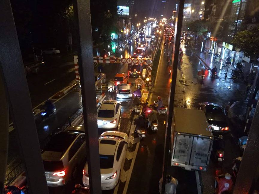 Đường phố Hà Nội tắc cứng trong chiều mưa rét cuối năm - 15