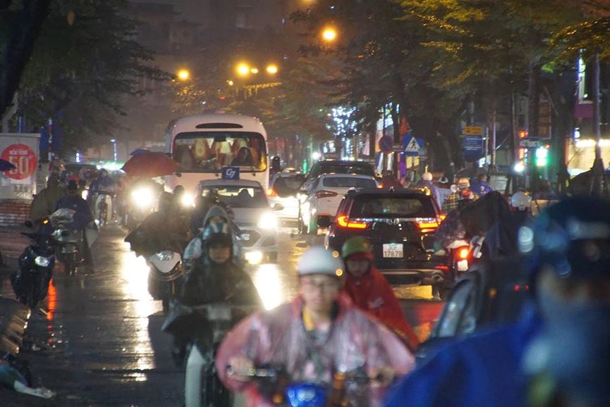 Đường phố Hà Nội tắc cứng trong chiều mưa rét cuối năm - 2