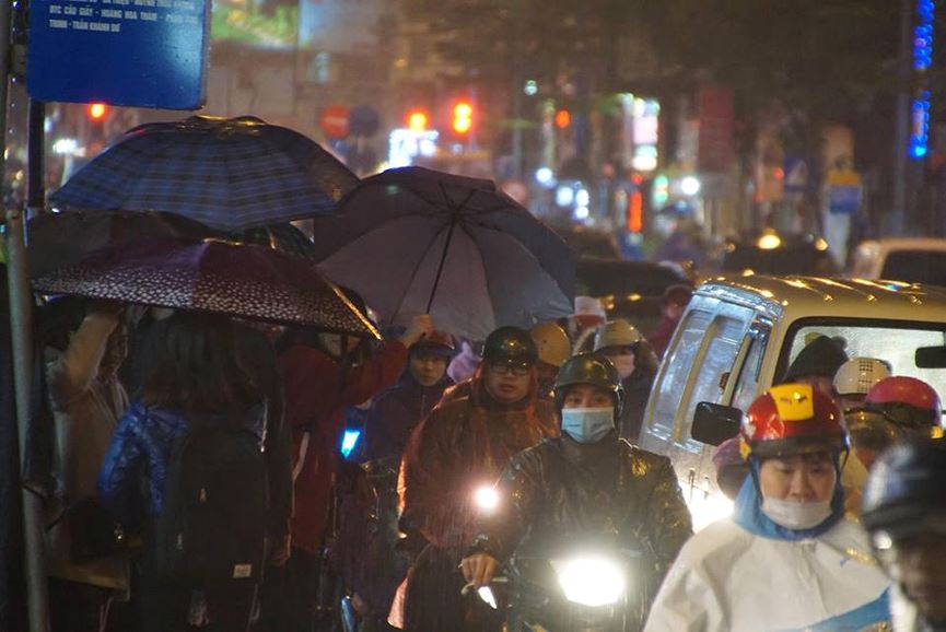 Đường phố Hà Nội tắc cứng trong chiều mưa rét cuối năm - 3