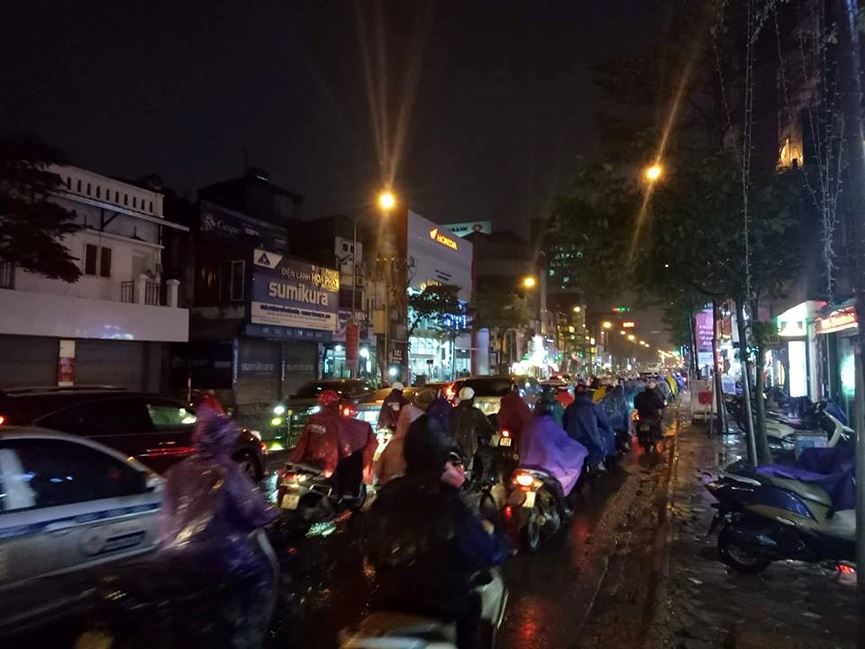Đường phố Hà Nội tắc cứng trong chiều mưa rét cuối năm - 7