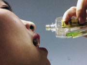 Sức khỏe đời sống - Mất mạng vì pha dầu gió với nước uống