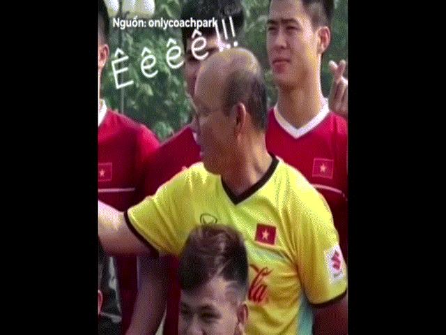 Bạn trẻ - Cuộc sống - HLV Park Hang Seo rủ rê học trò "bắn tim" chụp ảnh cực yêu