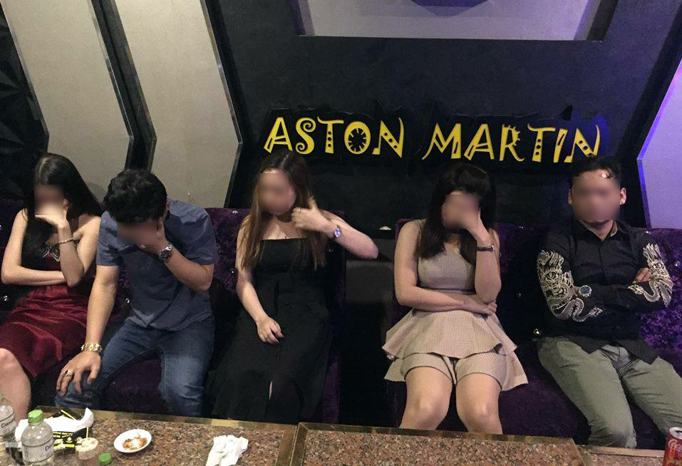 Nhiều nam thanh nữ tú “phê” ma túy tập thể trong quán karaoke ở Sài Gòn - 1