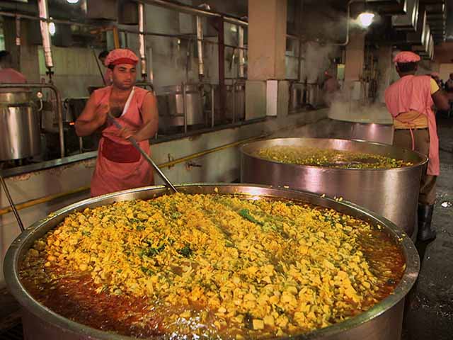 Media - "Siêu bếp" lớn nhất châu Á phục vụ miễn phí 40.000 thực khách mỗi ngày ở Ấn Độ