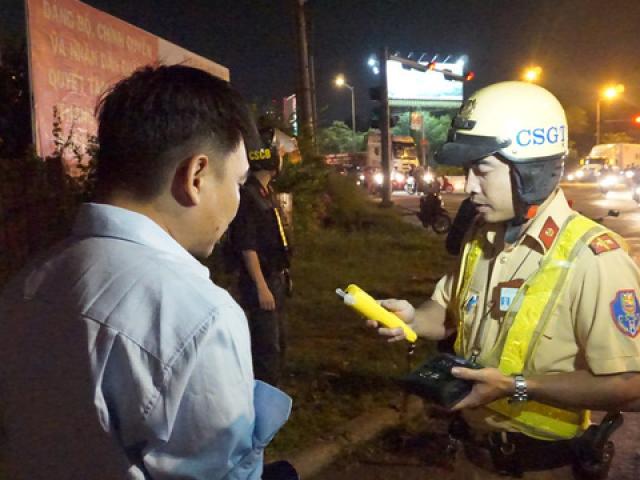 Tin tức trong ngày - Khoe quen “ông này, bà kia” thách thức CSGT