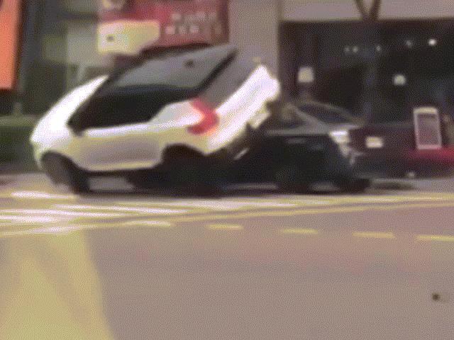 Media - Phát hiện bị "cắm sừng", vợ nổi máu ghen phi ô tô chồm lên nóc xe chồng