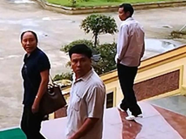 Pháp luật - HĐXX hoãn phiên tòa, người đàn ông la hét, tát vỡ kính nữ cán bộ tòa án