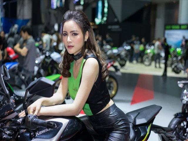 Thế giới xe - Ngắm chân dài xuân sắc hừng hực tạo dáng bên siêu xe Kawasaki