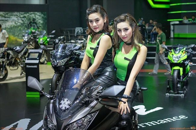 Cặp đôi người đẹp tạo dáng bên xế nổ của Kawasaki.