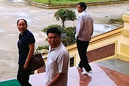 HĐXX hoãn phiên tòa, người đàn ông la hét, tát vỡ kính nữ cán bộ tòa án - 1