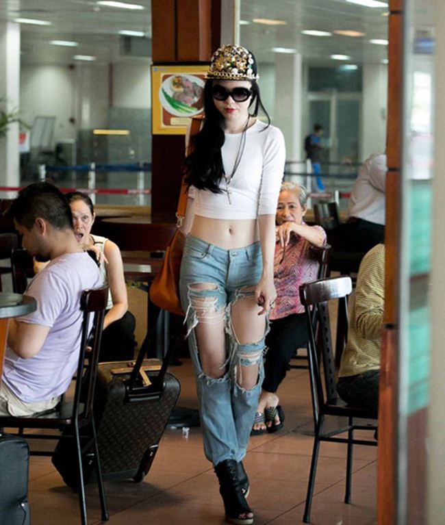 Vũ Hoàng Điệp thu hút chú ý khi xuất hiện tại sân bay Tân Sơn Nhất trong chiếc quần jean mất từng mảng lớn. Phần rách được xẻ cao đến mức “không thể cao hơn”. Đây cũng là trang phục gây tranh cãi của Nữ hoàng Sắc đẹp vào năm 2013.