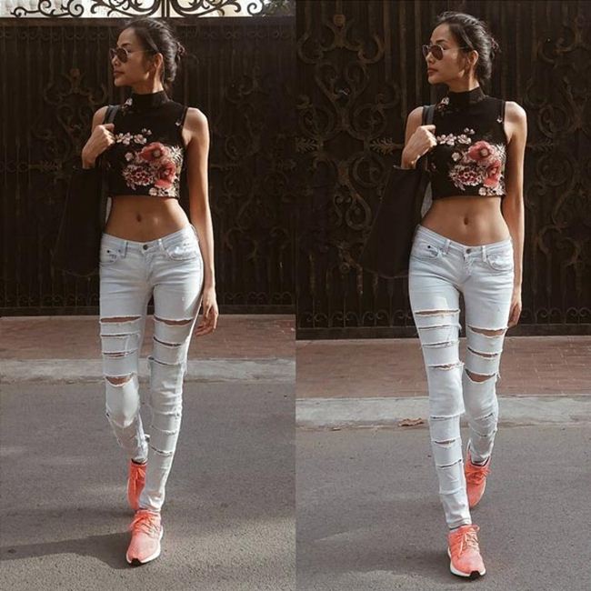 Thân hình quá hoàn hảo của Hoàng Thùy giúp cô đẹp bất chấp trong mọi thiết kế quần jean. Đôi chân thon dài một lần nữa được phô diễm trọn vẹn nhất.