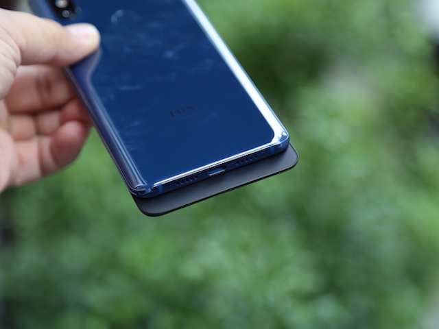 Dế sắp ra lò - Mi MIX 3 đẹp lung linh, trượt từ tính chính thức lên kệ với giá 12,99 triệu đồng 