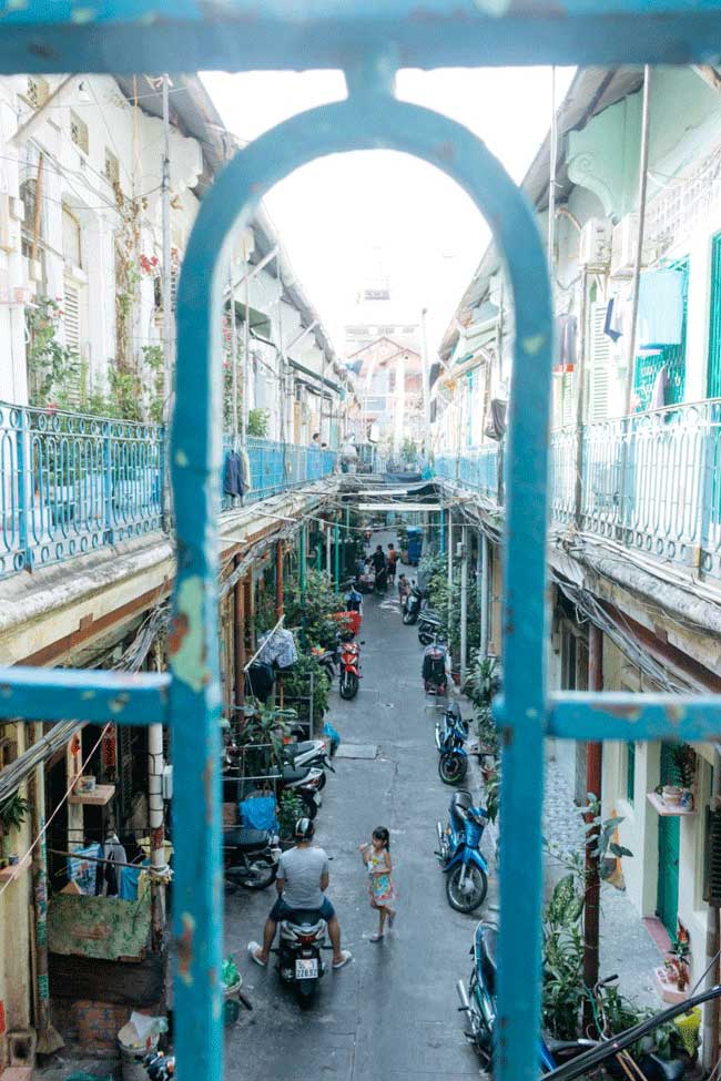 Con hẻm nhỏ 100 tuổi giữa lòng Sài Gòn được báo Tây khen ngợi hết lời - 11