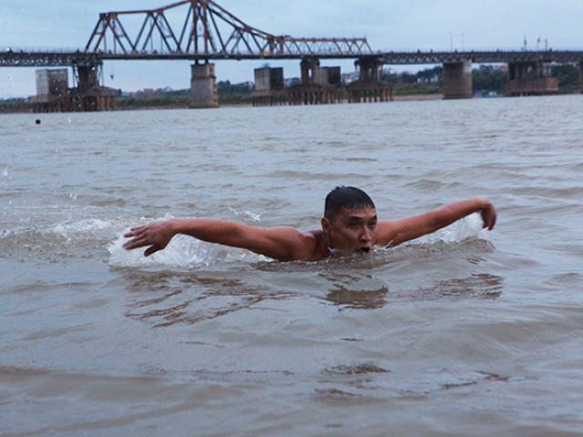 Tin tức trong ngày - Người Hà Nội tắm tiên giữa bãi sông Hồng trong giá rét dưới 10 độ C