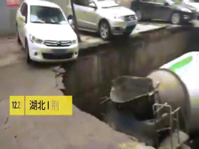 Phi thường - kỳ quặc - Mặt tự dưng "ngoác mồm" nuốt trọn cả xe trộn bê tông đang chạy