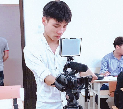 Chàng sinh viên “chim cánh cụt” không đầu hàng số phận - 1