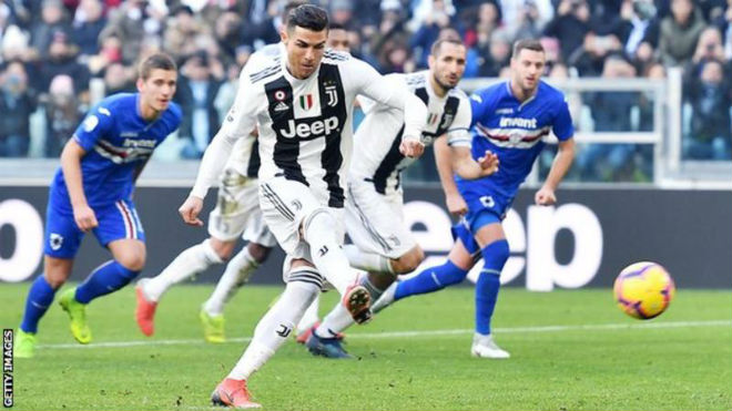 Ronaldo kỷ lục tất niên vẫn thua Messi, giải vây trọng tài bênh Juventus - 1