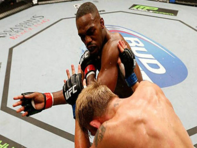 Thể thao - Rực lửa UFC: "Người máy" đổ gục sau 51 giây, "Quỷ vương" tung đòn búa tạ