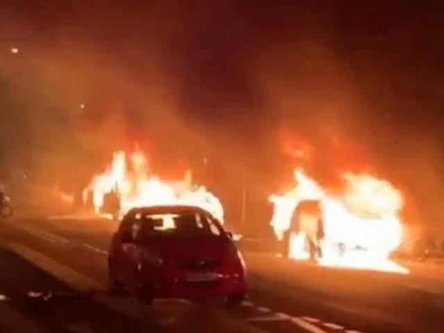 Thế giới - Tháp Eiffel ngập trong khói lửa trước thềm năm mới