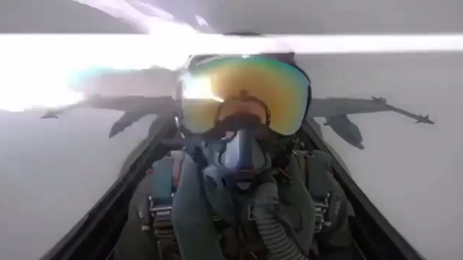Khoảnh khắc phi công tiêm kích Kuwait bị sét đánh vào đầu giữa trời - 1