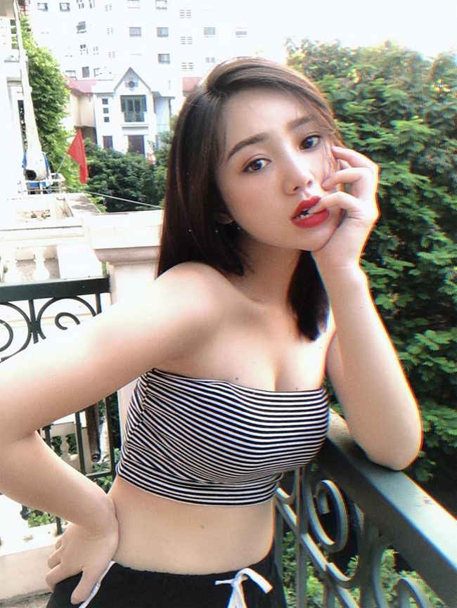 Quỳnh Kool tên thật là Nguyễn Thị Quỳnh, sinh năm 1995 theo học ngành diễn viên tại trường đại học Sân khấu - Điện ảnh. Cô tham gia nhiều bộ phim như &#34;Đi qua mùa hạ&#34;, &#34;Tuổi 16&#34; và mới đây là bộ phim &#34;Quỳnh búp bê&#34;...