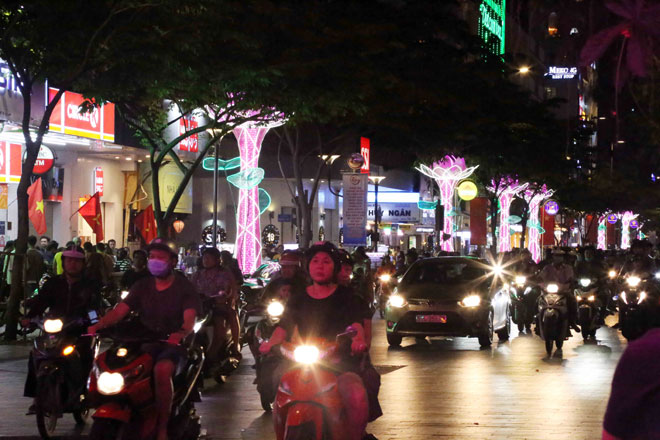 Không thể rời mắt với hình ảnh phố Sài Gòn “biến hình” ngày cuối năm - 10